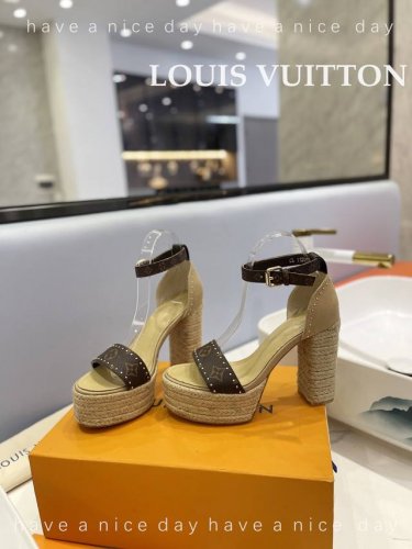 出厂 Loui& Vuitto&路易威登 法国代购新款驴牌 春夏首选 最新走秀款水台高跟凉鞋 香港原版购入一比一开模 今年的款式比去年增加了老花原素 显得更为大