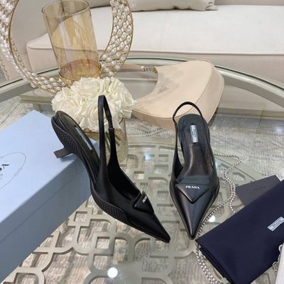 p直销 p直销prada 222 普拉达春夏新品 实力来袭 当红巨星金晨同款凉鞋 时髦百搭Nice单品 这款亮面皮革后饰带高跟鞋的橡胶隔层鞋底包裹鞋帮 将p直销