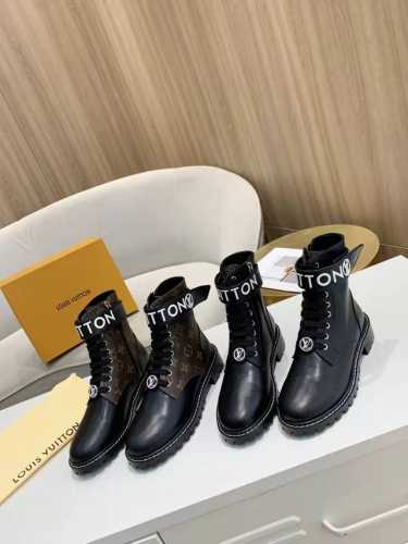 工厂价 ★柜同步LV路易威登Louis Vuitton 高端产品质量、代购屡次断货的爆款，白色LV压花注胶结合，光彩夺目。面料采用进口牛皮与经典老花搭配。内里羊