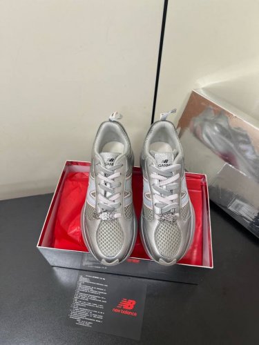 P420Ganni X Nb联名美炸啦 这次Ganni X Nb联名出了两款两色都超美的，一款Fft训练鞋是赛车红，是双鞋带的一根鞋带是闪钻的，鞋子上还包括两个