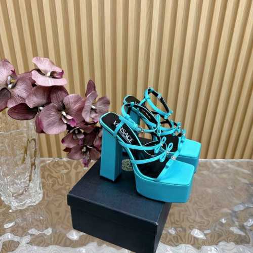 高版本Versace 范思哲2024春夏新款 防水台厚底 专柜同步发售 场米兰秀场同简约干练的版型，童话般的亚特兰蒂斯或神奇的海洋主题，明亮的荧光色和各种彩色配