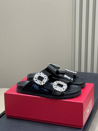 高品质 Roger Vivier Ss25 New Arrival～ Rv经典钻扣拖鞋 精致高级的决绝子单品， 哪个女孩能抗拒Blingbling的感觉 Siz