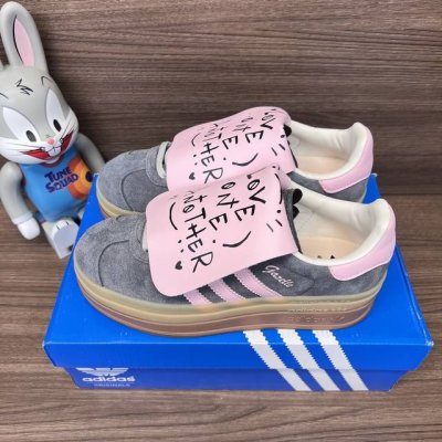 顶级版本Adidas Originals Gazelle 舒适潮流厚底 耐磨防滑增高低帮灰粉板鞋。 货号: Ie0428 包装:全套得物配件毒盒配纯棉袜子一副。