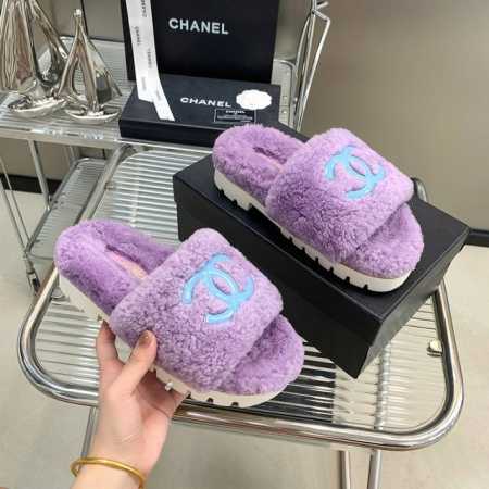出厂价 CHANE*小香 24 新款毛毛拖鞋真的太可爱啦 柔软蓬松的毛毛 舒服暖脚！ 秋冬搭配子休闲又慵懒 上脚真的好看又时髦！美腻美爆了！ 进口羊毛 手感细腻 - 点击图像关闭