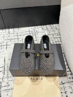 顶级版本 Alaia 阿莱亚 25 春夏 最新 芭蕾舞水钻鞋 彰显独特魅力，就从这双 Alaia水钻鞋开始。穿上它，让每一步都散发自信与优雅，点亮你的每一个瞬间