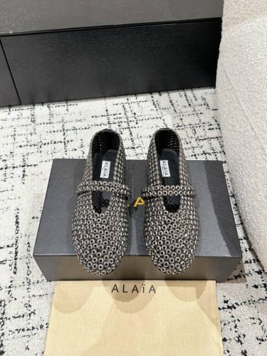 顶级版本 Alaia 阿莱亚 25 春夏 最新 芭蕾舞水钻鞋 彰显独特魅力，就从这双 Alaia水钻鞋开始。穿上它，让每一步都散发自信与优雅，点亮你的每一个瞬间