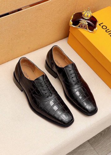 商品商标：Louis Vuitton 路易威登 商务皮鞋 正码码数: 38-44 45.46.47订制 商品材料：精选 进口头小牛皮压花鞋面，进口头层牛皮内里。