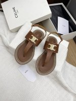 Celine 赛琳 24 春夏最新爆款 凯旋扣夹趾凉鞋 这一季的赛琳真的是开了挂 太有特色了 今年必须要入手一双Celing 拖鞋 复古风经典款 超级百搭 简单