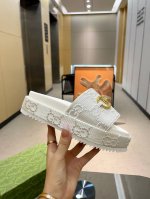 冲量价: 全年出货，400个色 古Guci最新限量厚底拖鞋 。顶级品质发售 购入正品开发 . 材质.工艺与原版一致 鞋面：原版特殊印刷工艺印花 内里：透染牛皮