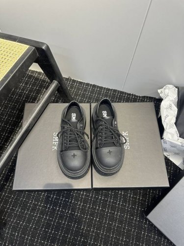 橙子出厂价 SMFK 十字花新款德比鞋 厚底休闲鞋 粗跟大头鞋 原版一比一开模，打造舒适而质感的鞋履，大气的方头造型与经千百次调整的腰位线条，独具经典，圆圆的鞋