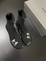 男码20Balenciag*与Under Armour联名打破常规，重塑潮流。一体化针织鞋面，贴合脚型又极具现代感，独特的褶皱纹理增添设计层次。标志性的品牌标识