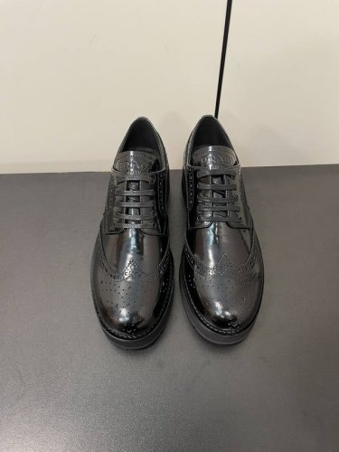 prada 普拉达 Ss24 New Arrival p家24春夏 厚底布洛克雕花德比鞋新品 开边珠小牛皮材质 真皮沿条装饰 精致手工雕花 学院风 胶感轻盈 增