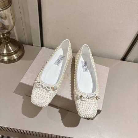Jimmychoo 吉米周，24ss 玛丽珍珍珠平底跳舞鞋来啦！历久弥新芭蕾舞超舒服平底设计。采用经典鞋楦优美升级，每颗珍珠都精心挑选，吸睛装点珍珠和水晶蝴蝶结 - 点击图像关闭