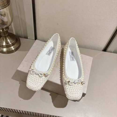 Jimmychoo 吉米周，24ss 玛丽珍珍珠平底跳舞鞋来啦！历久弥新芭蕾舞超舒服平底设计。采用经典鞋楦优美升级，每颗珍珠都精心挑选，吸睛装点珍珠和水晶蝴蝶结