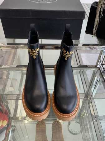 PRADA 普拉达 24ss秋冬走秀款靴子 太古汇原版购入爆拆复刻 鞋子上脚很轻便，走路舒适度都很赞 运用三角标设计风格值得拥有 鞋型韵味超赞，非常有特色的设计 - 点击图像关闭