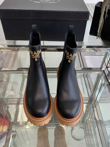 PRADA 普拉达 24ss秋冬走秀款靴子 太古汇原版购入爆拆复刻 鞋子上脚很轻便，走路舒适度都很赞 运用三角标设计风格值得拥有 鞋型韵味超赞，非常有特色的设计