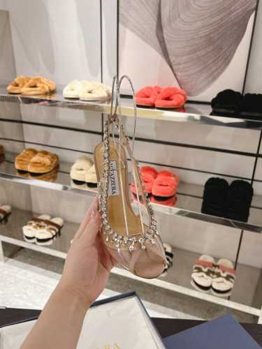 穿上我们的性感水晶凉鞋 Temptation Crystal Sandals ，可从人群中脱颖而出。这款鞋采用杏色的镜面皮革极为舒适，PVC镶板可让肌肤显得更为
