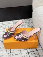 村上隆 Takashi Murakami X Louis Vuitton 25 6Am 方头露趾 高跟 一字拖 很难不怀疑是不是借鉴了唐朝的唐三彩作为基础，创新