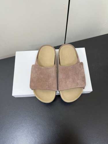 therow 25Ss春夏新品内嵌水台厚底魔术贴糖果色拖鞋 这不用多说，是近两年最火之一的品牌，几乎博主人手一双！春天的季节就要到了，推荐这款随性又不乏设计感的