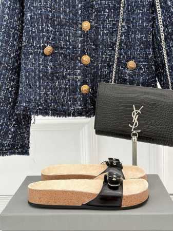 厂价 Balenciaga巴黎世家 X Scholl联名款木塞底勃肯拖鞋 以巴黎世家的设计才思融合 Scholl 的工艺专长，打造格外舒适的护足鞋履与鞋垫。其中 - 点击图像关闭