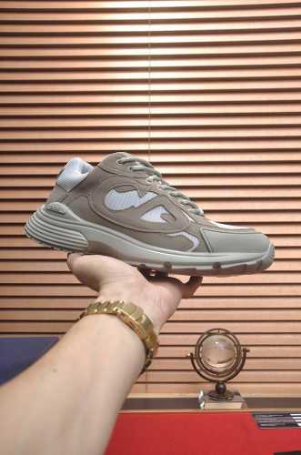 顶级原单 品牌：Dior 迪奥 标准码：男码39-44 45定制 等级：官网同款 材料：顶级原版牛皮拼接而成 原版耐磨轻便大底 款式类别：潮流时尚休闲鞋 尊贵奢
