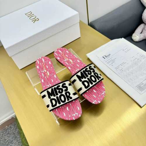 2024 Dior迪奥夏季刺绣凉拖 Dway带跟凉拖是一款经典单品，自然色酒椰草和黑色棉质鞋面饰以 Christian Dior Paris 标志刺绣，富有辨识