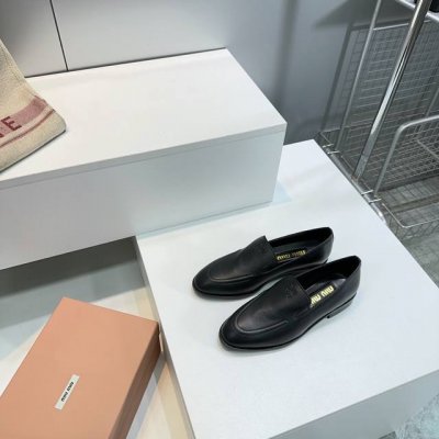 高品质出厂 顶级品质Miumiu缪缪25春夏新款简易复古平底乐福鞋单鞋 春夏清新配色曲线优美 日常穿搭都很搭鞋面压印有专属标识性Logo格调 上脚尽显优雅魅力