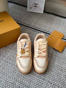 情侣款 2025最新款Lv Trainer 系列最新运动鞋 整双鞋子采购Zp开发打造，全部定制材料，独家开模大底，细节全部对版出货，连包装也做到跟正品一样。码数