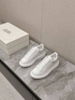 男10 豪华飞机盒5 麦昆小白鞋专柜同步上新 Go 材料： ①鞋面面料：采用了特殊定制哑光丝绸小牛皮。 ② 踮脚进口水染羊皮 柔软、舒适 ③鞋底：PTU成型大底