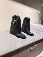 GIVENCHY纪梵希新款金属扣长靴 风靡时尚圈的裤腿靴，非纪梵希莫属 经典版型一再升级 原版1:1开发，腿部饰有皮革束带 搭配金属扣侧面饰有银色和金色饰面 不