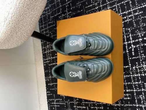 代购级 25Ss 春夏季新款 情侣同款球鞋 穿上就是时髦精 这款 Footprint Soccer 运动鞋于2025春夏系列时装展中亮相，是Pharrell W