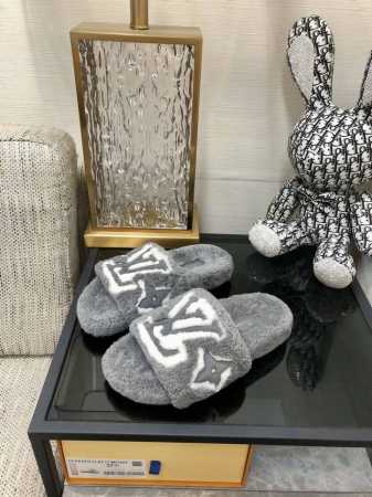 出厂价 高端品质 L.V 今年秋冬最火羊毛拖、爆款来袭、现货发售 顶级 品质、完美细节、市场最高版本、你值 拥 :Lvu 原版高密度防滑加厚橡胶大底 进口皮毛一 - 点击图像关闭