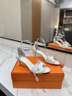 出厂价Pp： Hermes爱马仕H家最经典永不过时高品质追求完美做工细节上脚舒适度6.5Cm轻松驾驭 材质面料：手掌纹牛皮 材质内里：混种羊皮 材质垫脚：混种羊