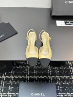 chane+L 经典Slingback 小香后空凉鞋 就像Coco香奈儿女士说的：流行稍纵即逝，但风格永存！这双后空鞋就是香家经典中的经典！双色搭配，简约精致，