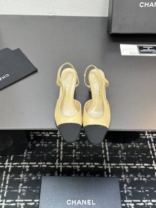 chane+L 经典Slingback 小香后空凉鞋 就像Coco香奈儿女士说的：流行稍纵即逝，但风格永存！这双后空鞋就是香家经典中的经典！双色搭配，简约精致，