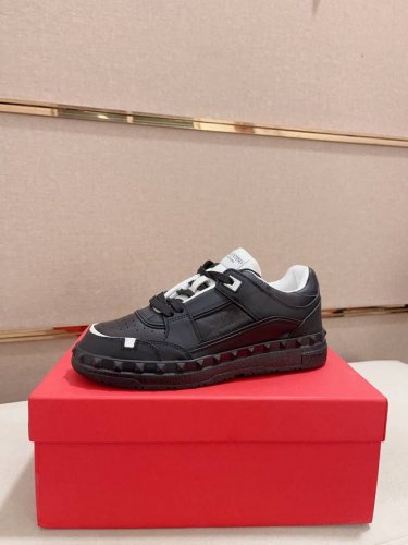 工厂p价 Valentl华伦天奴 顶尖工艺 华伦天奴，时尚休闲运动款，多元素拼色！纯正高品质可1：1比较！面料：原版小牛皮 再生尼龙！内里：小羊皮附垫！质感、舒