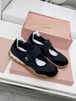 miu Miu 25Ss 春夏新款走秀Miumiu 德训 休闲鞋 秀场工艺来自Miu Miu系列的细节特写 新季的潮流要素 与此刻挚爱的概念，多元对撞，传达现代