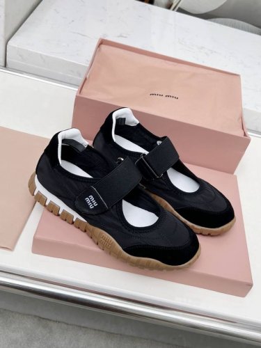 miu Miu 25Ss 春夏新款走秀Miumiu 德训 休闲鞋 秀场工艺来自Miu Miu系列的细节特写 新季的潮流要素 与此刻挚爱的概念，多元对撞，传达现代