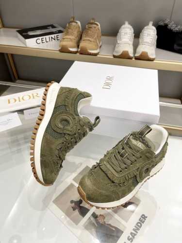 顶级版本迪家早春新品C'est 系列新款流苏运动鞋 CD这款羊猄皮流苏细节新颖别致. 慵懒中带着精致品味. 付带内增高，以绒面牛皮革和网眼织物制作，轻盈透气。侧