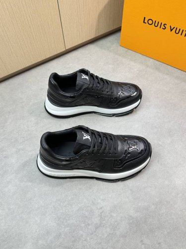 louis Vuitton 路易威登 -高端品质 原单休闲运动鞋 -鞋面：荔纹小牛皮、纳帕小牛皮空压品牌图腾、鞋舌；品牌Logo布标 -内里：水染牛皮 -大底：