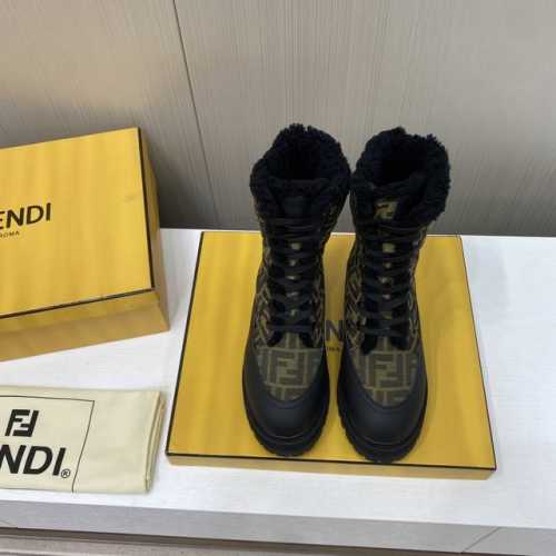 出厂价 顶级品质 FENDI芬迪 秋冬走秀款马丁靴，头层牛皮面料搭配F家经典老花、牛皮位全油边、后包高周波压印有皮里真羊毛里可选、机车造型时尚前卫，上脚非常舒适