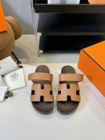 Hermès 爱马仕经典凉拖 极约复古的设计 浓厚的异域风情时髦感十足、随便上脚都很有腔调简简单单的款式随便搭配一下高级感就很棒百搭的颜色流畅的线条很难不爱！面