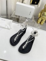 the Row性感绑带拖鞋 一如既往的简单，有设计感，线条简洁流畅虽然没有过多的元素点缀，只有两根细带支撑鞋面，但真的很高级很百搭拖鞋极品，美不胜收的鞋，点亮整