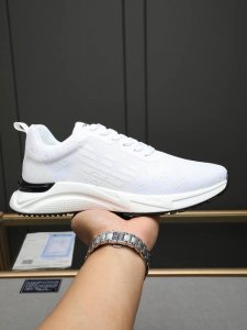 p 阿玛尼做工考究，优雅含蓄设计，大方简洁，剪裁新颖，毎一个小细节都做得尽善尽美，演绎出男士细腻韵味，彰显气质内涵。鞋面进口小牛皮拼网面料透气网里。橡胶耐磨大底