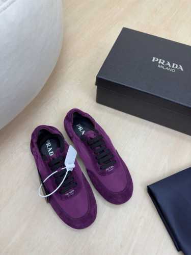 爆款潮流运动鞋 11色全网最齐色 Prada 紫色平底设计 简约设计 搭配三角标 Logo 的设计和简约的线条 很有格调 简单纯粹得色调 原版开模 舒适炸街 原