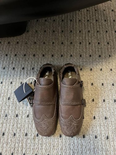 Prad* 25ss 普拉达走秀款复古2扣单鞋爆款！走秀款 复古感时髦满满 随意百搭 时尚休闲 独到味道，人人都爱也轻松驾驭 每年都会爆.足以征服你，穿上它，休