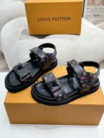 Louis Vuitton路易威登夏新款拖鞋火爆上市，1:1高级定制，秒杀一切仿品，原版开模Logo冲孔装饰，既时尚又美观，早春新款 顶级版本 代购级别！高级感