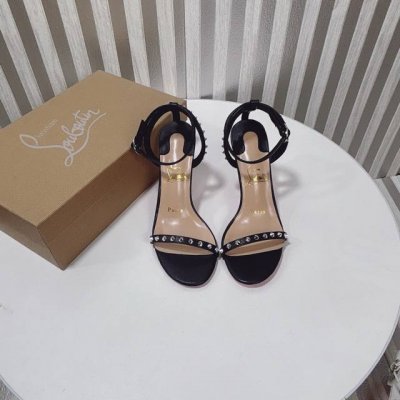橙子出厂价p christianlouboutin 春夏新款 Cl红底鞋 铆钉一字带高跟凉鞋 铆钉加持 释放你的不羁灵魂 朋克风铆钉 彰显个性酷感十足的铆钉元素