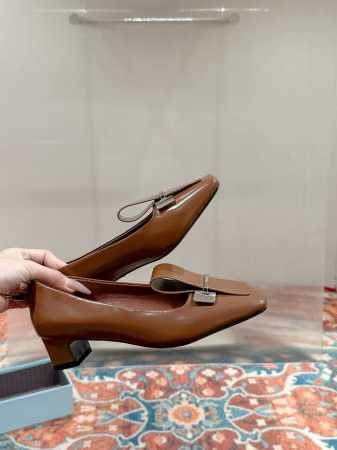 PRADA 2025s普拉达春夏新品方头露舌皮饰金属扣头穆勒单鞋系列新款浅口方头单鞋，因为照足原版做法，鞋面做法原版完全一致，顶级的开边珠牛皮，新颖的配色，再以 - 点击图像关闭