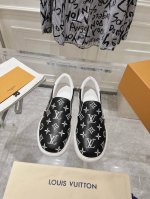 出厂 # LV路易威登新款懒人一脚蹬 乐福鞋 极简穿搭 舒适自然 像是踩在棉花上的Pacific 里外全牛皮柔软细腻，云端感超回弹大底，男神挚爱的经典配色，完美